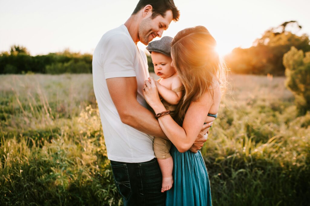 Bild einer jungen Familie mit Baby im Sonnenlicht