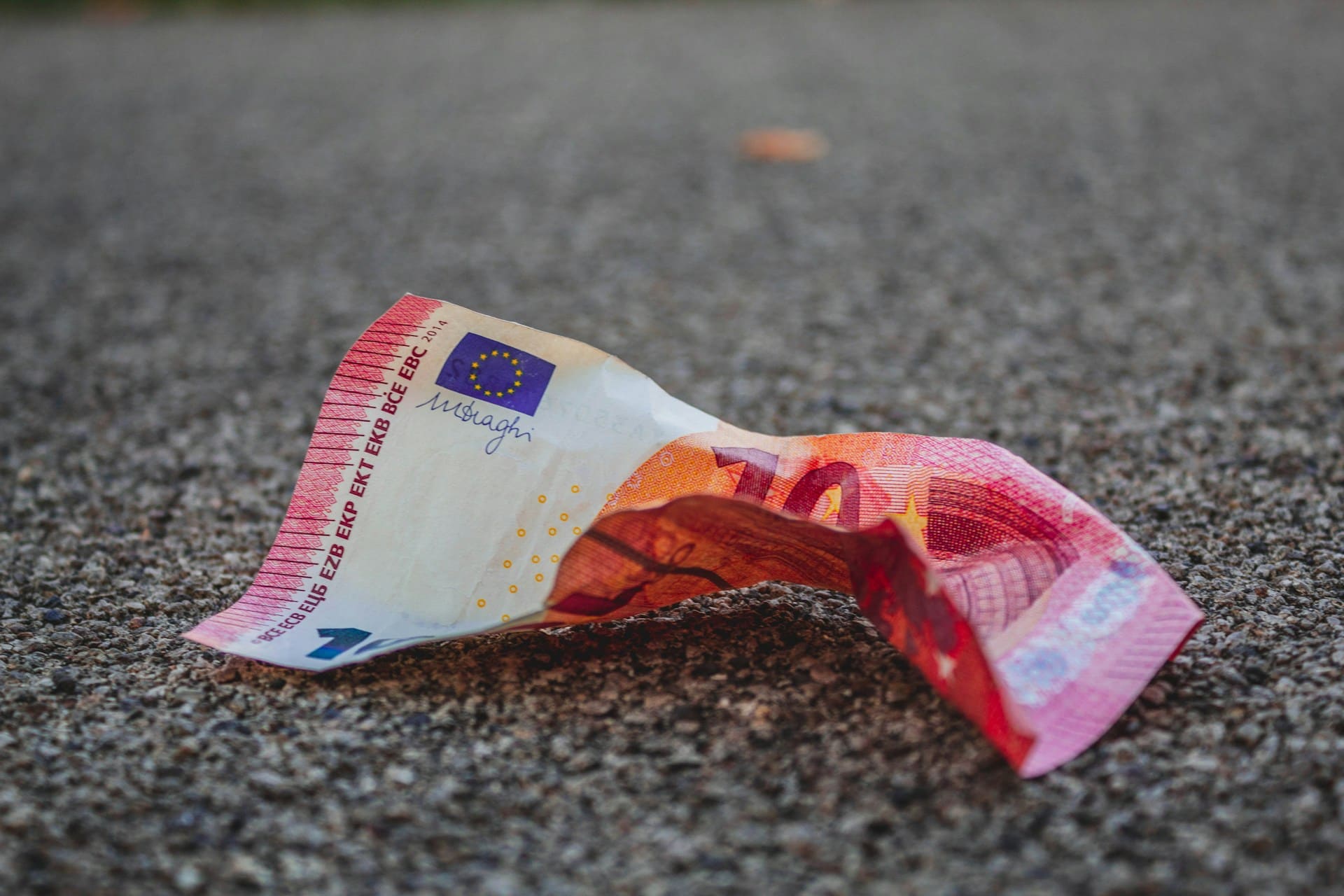 Bild einer zerknüllten 10-Euro-Note