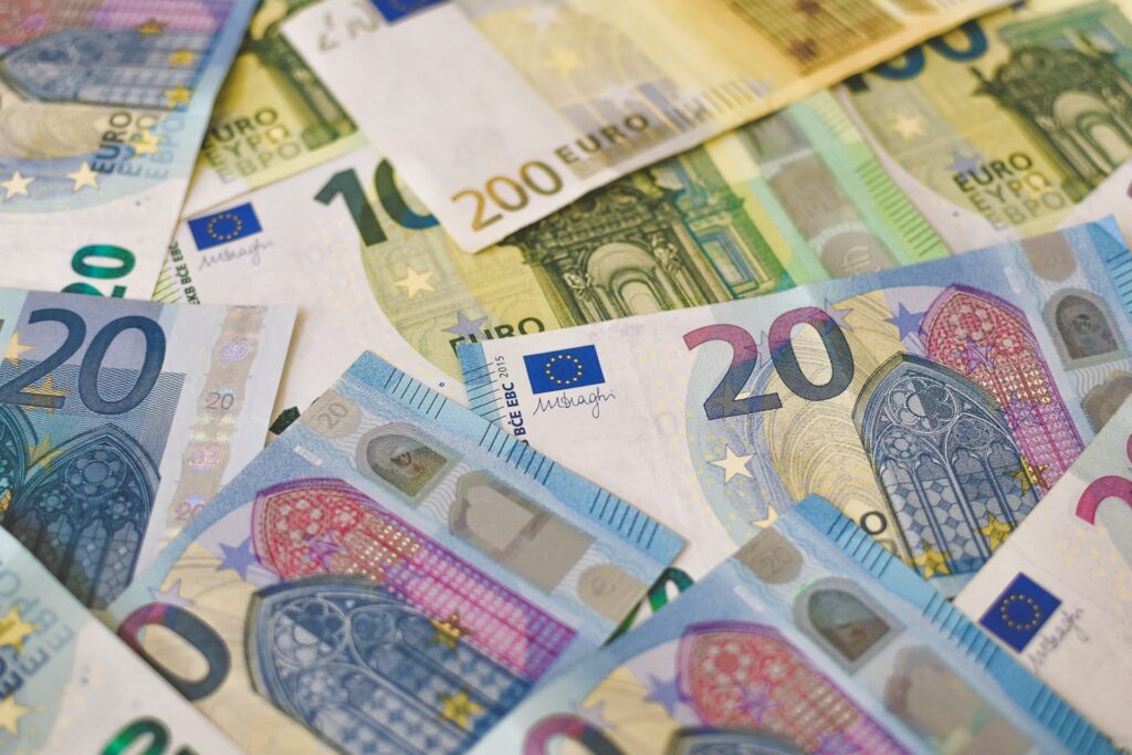 Geld sparen mit kleinen Eurobeträgen – im Bild sieht man Euro-Banknoten in verschiedenen Stückelungen