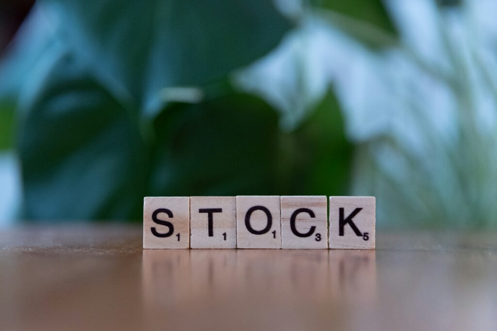 Holzklötze auf einem Tisch bilden das Wort „Stock“
