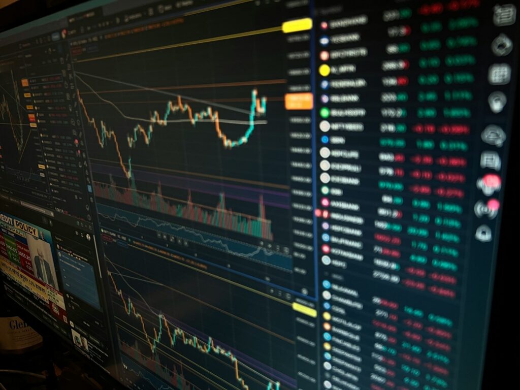 Value Aktien: Ein Computerbildschirm mit komplexen Finanzdaten und Charts