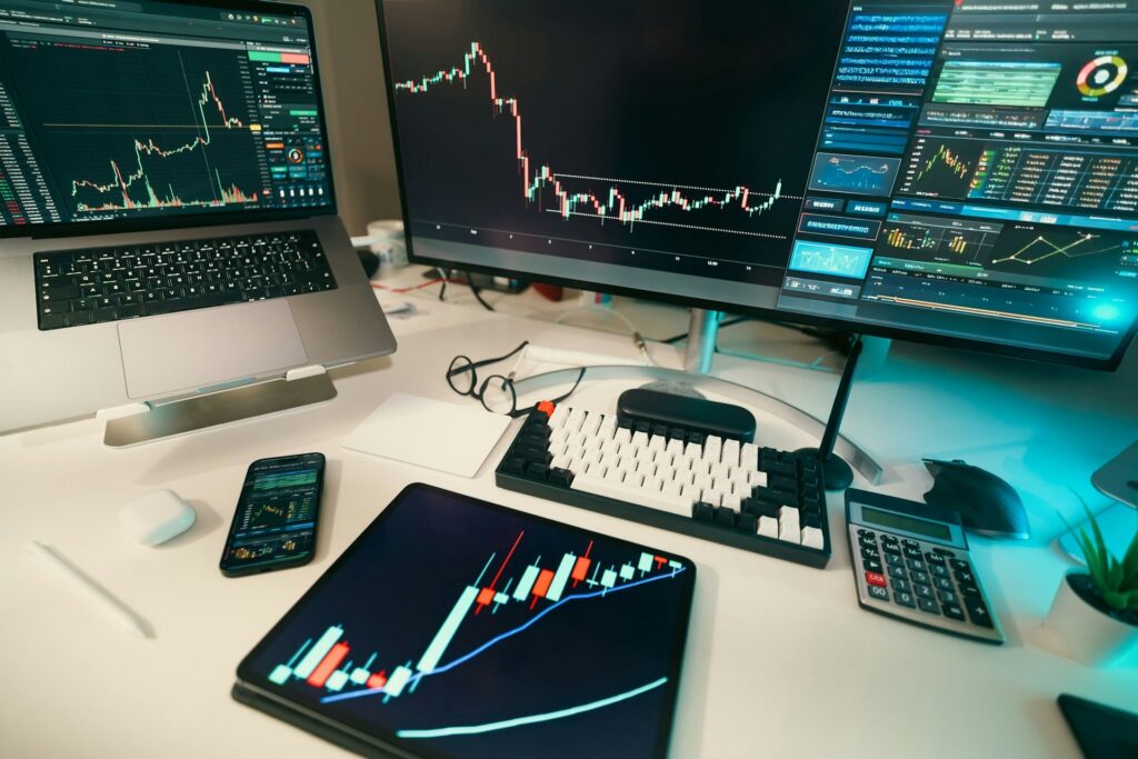 Aktiencharts auf mehreren Monitoren – visuelle Darstellung von Portfolio-Performance und Marktanalysen
