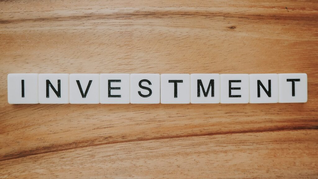 Das Wort „Investment“ ausgeschrieben mit Scrabble-Steinen